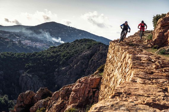 mb-trekabgrund Trek emphasizes performance across terrain.