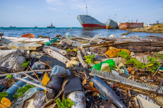mb-170912-Marine debris is now being recycled into the new Seaqual recycled polyester yarn Photo credit 123rf