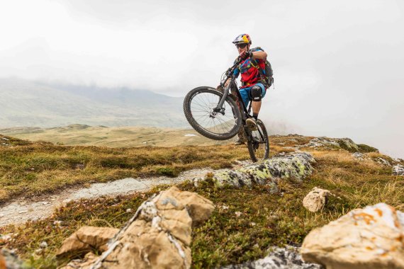 mb-Rene-Wildhaber-in-Action René Wildhaber spielt mit seinem E-Bike