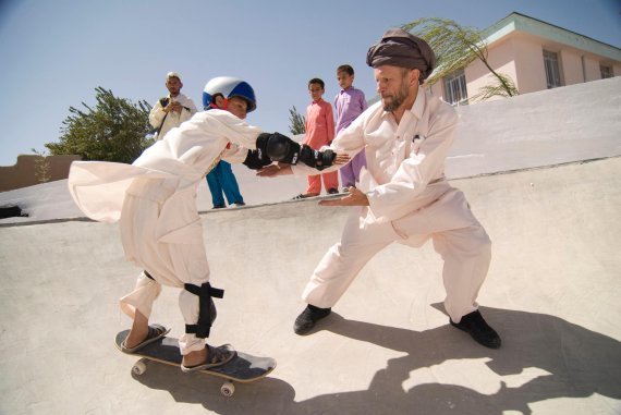 mb-170915-Afghanistan_Titus gibt Training_Credit Maurice Ressel Titus Stiftung skate-aid bringt Skateboarden nach Afhanistan