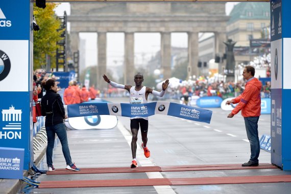 Olympiasieger Eliud Kipchoge (Kenia) hat den BMW Berlin-Marathon 2017 in 2:03:32 h gewonnen, den erhofften Weltrekord aber verpasst. 