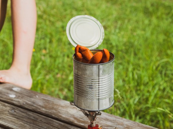 Kleiner Kocher mit Dosenwurst