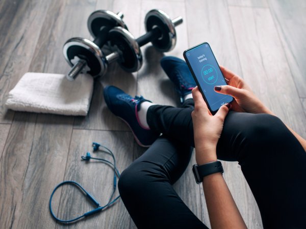 Frau trainiert mit Fitness-App