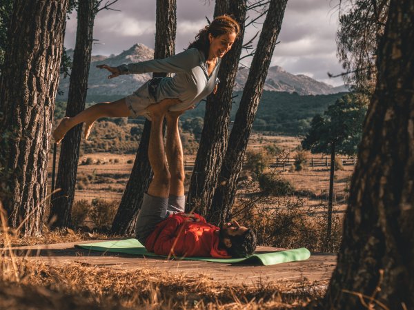 Acro Yoga verbindet Elemente aus der Akrobatik und dem Yoga.