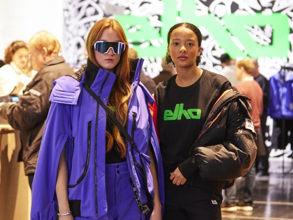 Zwei Models tragen Outdoor-Fashion auf der ISPO Munich.