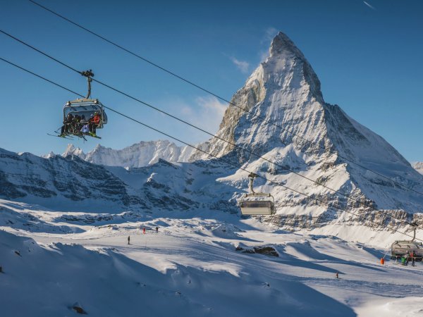 Blick auf das Matterhorn in der Schweiz im Winter.