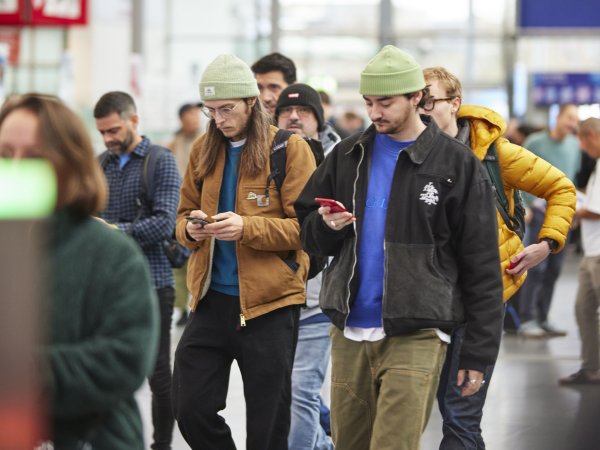 Besucher der ISPO 23 am Einlass
