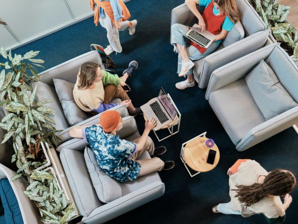 Des employés travaillent dans le coin salon d'un bureau