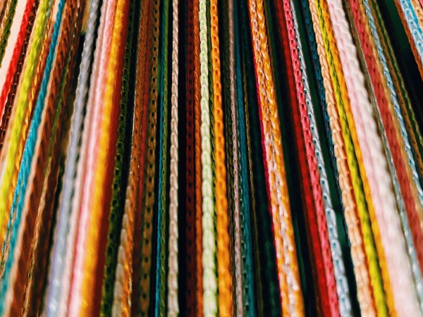Fils de couleurs différentes tirés en ligne droite