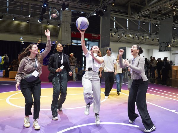 Vier Mädels spielen Basketball