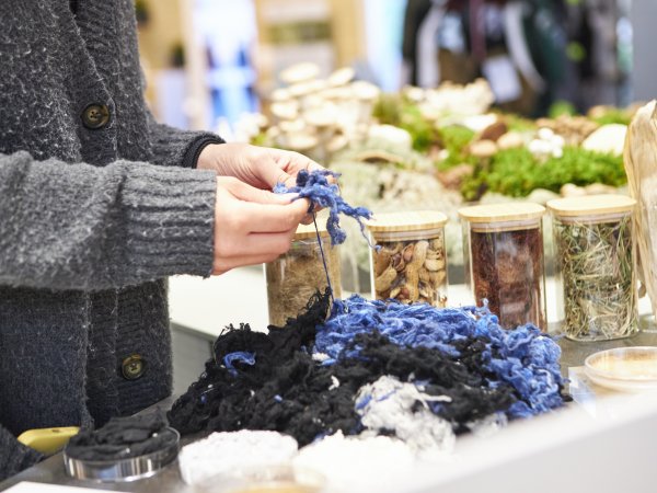 Person schaut sich recyclete Stoffe an