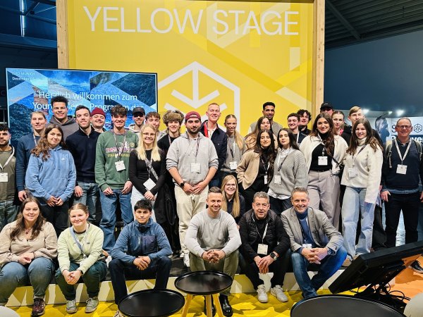 Ein Guppenbild der Young Talents vor der Yellow Stage auf der ISPO Munich