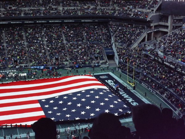 US Flagge im Fokus auf einem Football Feld