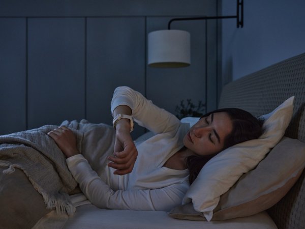 Woman tracks her sleep in bed