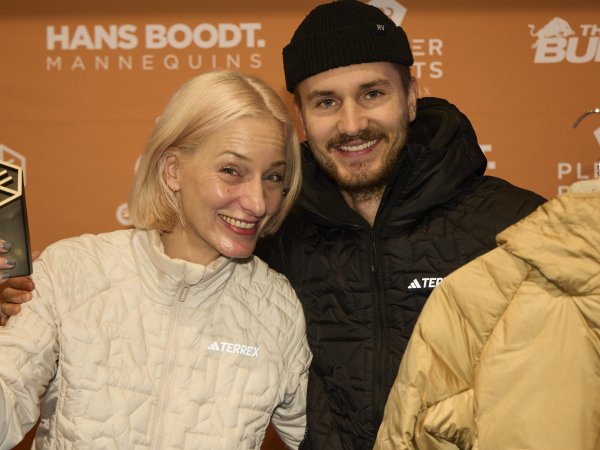 Mann und Frau freuen sich über den ISPO Award