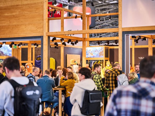 At ISPO MUNICH, textile retailers meet at tables in a stylish wooden lounge and chat.