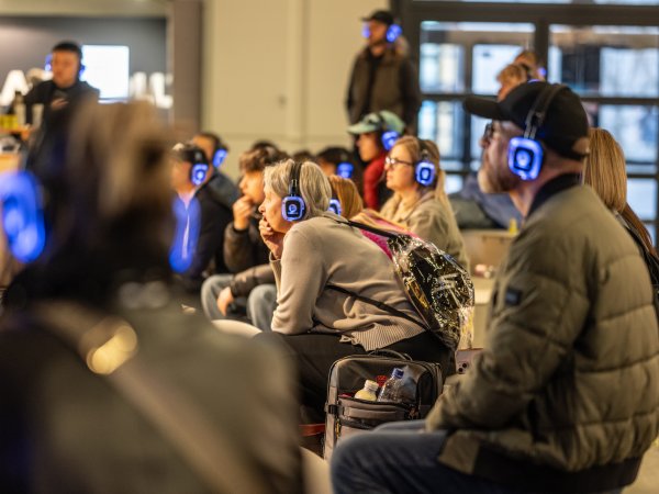 Personnes assises avec des écouteurs lors d'un talk à l'ISPO 2024