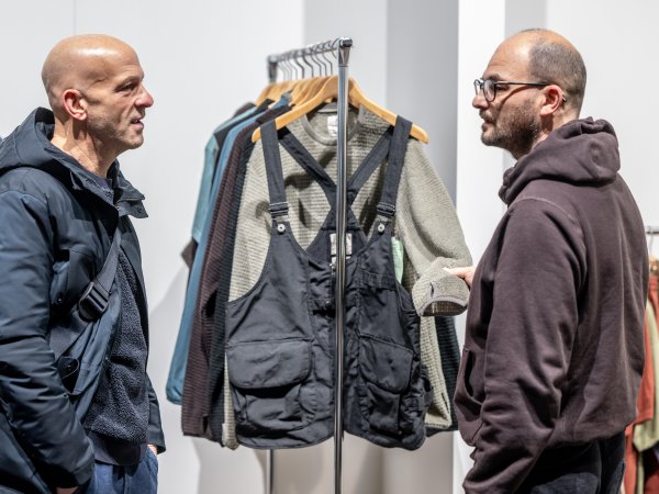 Zwei Männer unterhalten sich in Retail Setting