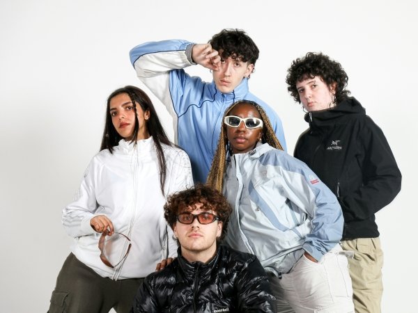 Fünf junge modebewusste Personen tragen Outdoor-Kleidung ​​​​​