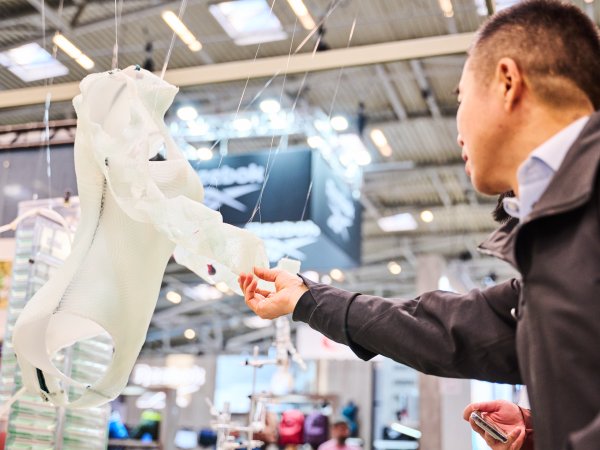 Person auf der ISPO 2024 fässt innovatoves Produkt an