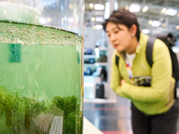 Person auf der ISPO 2024 schaut sich nachhaltige Biomaterialien an