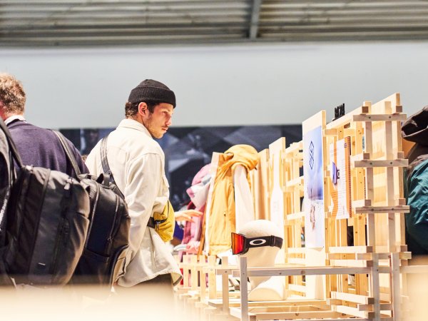 Una persona observa un stand de ISPO Award en ISPO 2024