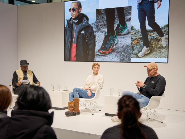 Drei Personen auf der Bühne auf der ISPO 2025