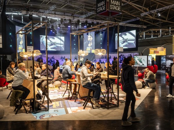 People networking in front of the Mainstage at ISPO 2024