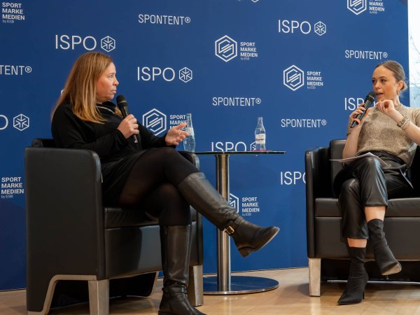 Kerstin Lutz (CEO Billie Jean King Cup) und Caroline Labes bei SPORT BRAND MEDIA auf der ISPO 2024 über Frauen im Sport und Sportmanagement.