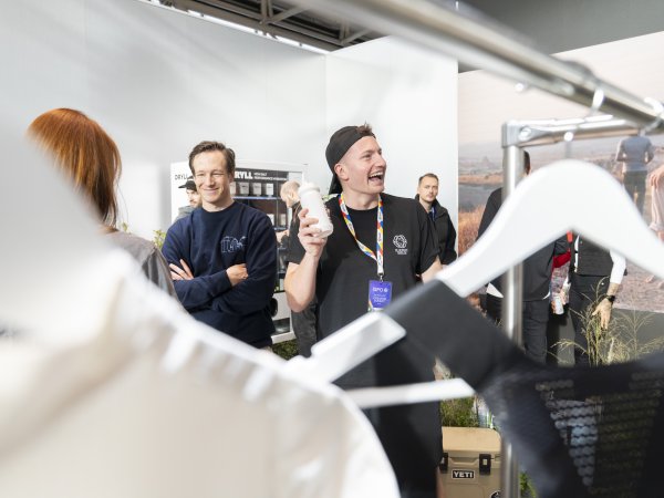 Begeisterte Messebesucher auf der ISPO 2025