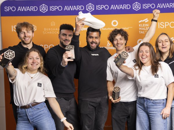 ISPO Award Winner freuen sich über Pokal