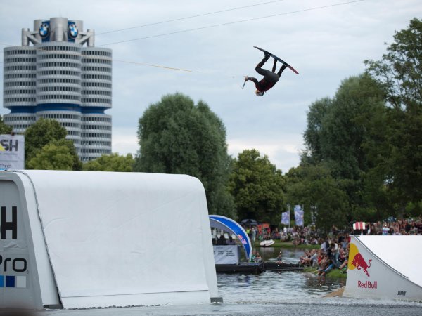 Dominik Gührs fliegt bei Munich Mash 2016 über den Olympiasee – und belegt Platz zwei.