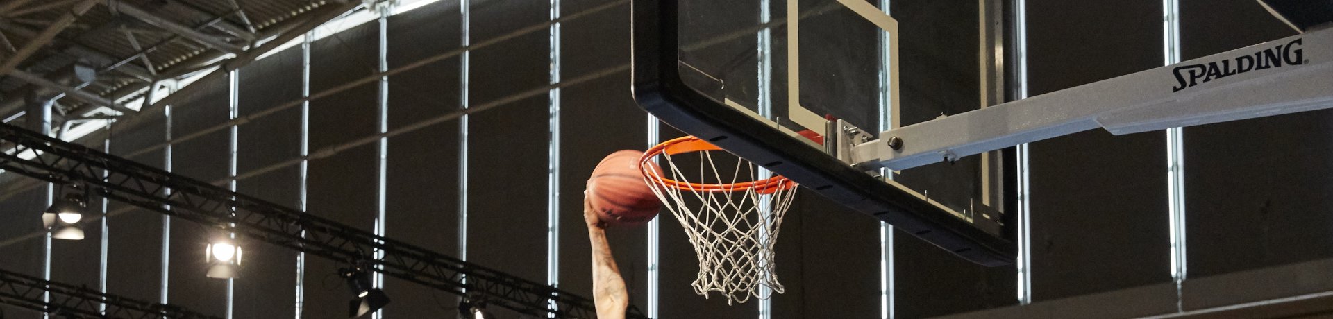 Basketball Dunking auf ISPO Munich 2017 Ein Mann macht einen Dunk in einen Basketball-Korb.