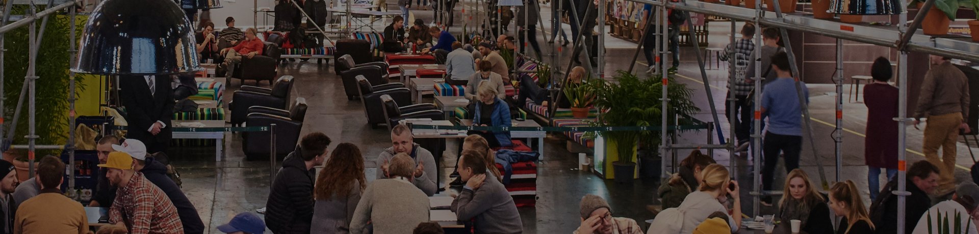 ISPO Presse Portal Journalisten unterhalten sich in einer Lounge