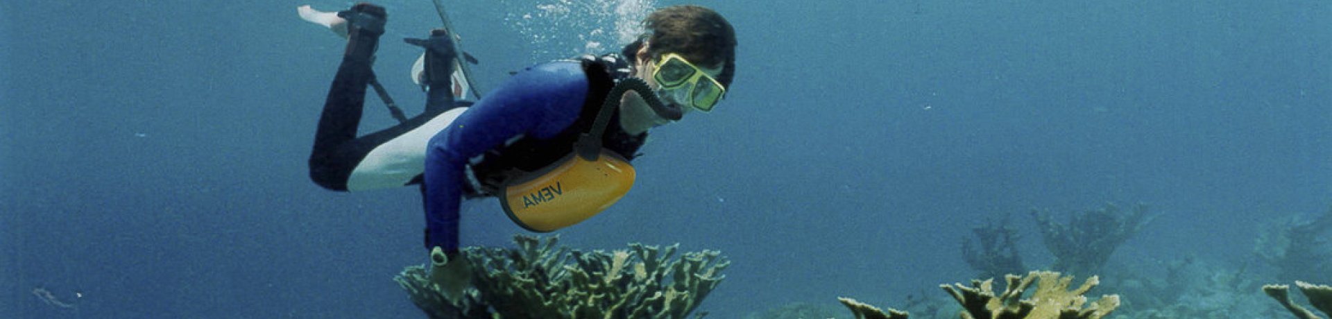 Taucher mit Unterwasser Atemgerät von EXOlung