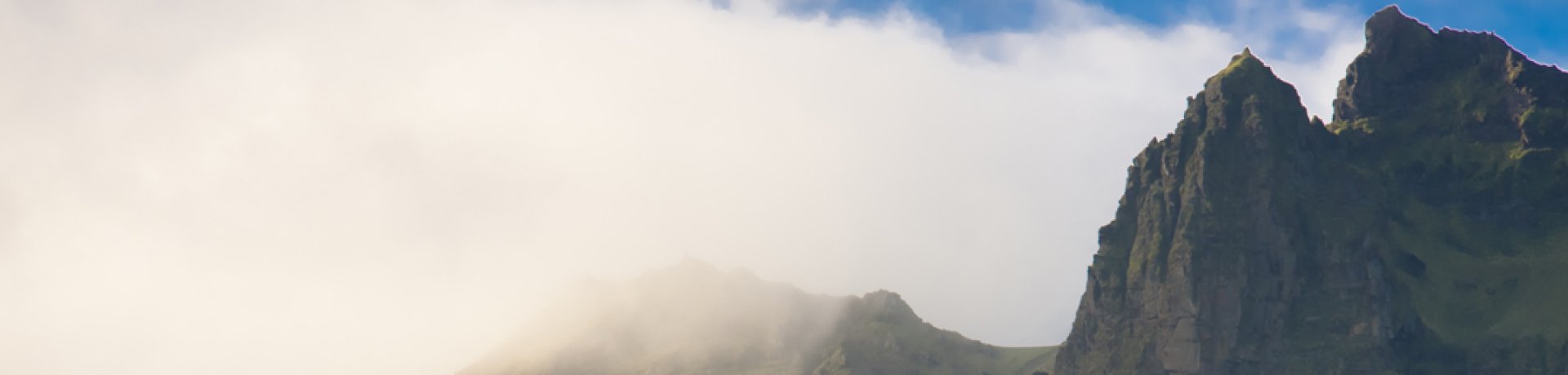 Berge mit Gipfel in den Wolken