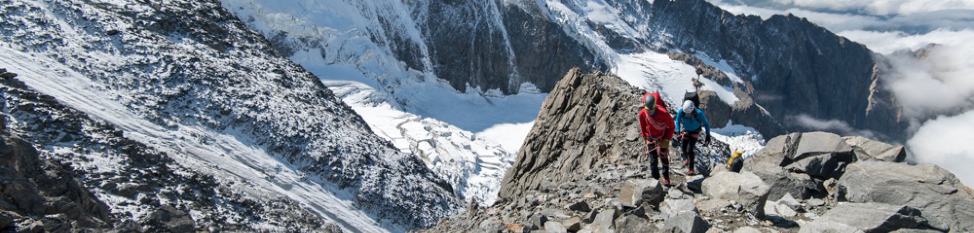 Im Anstieg zur Aiguille du Goûter mit der gewaltigen Eisflanke der Aiguille de Bionnassay im Hintergrund.