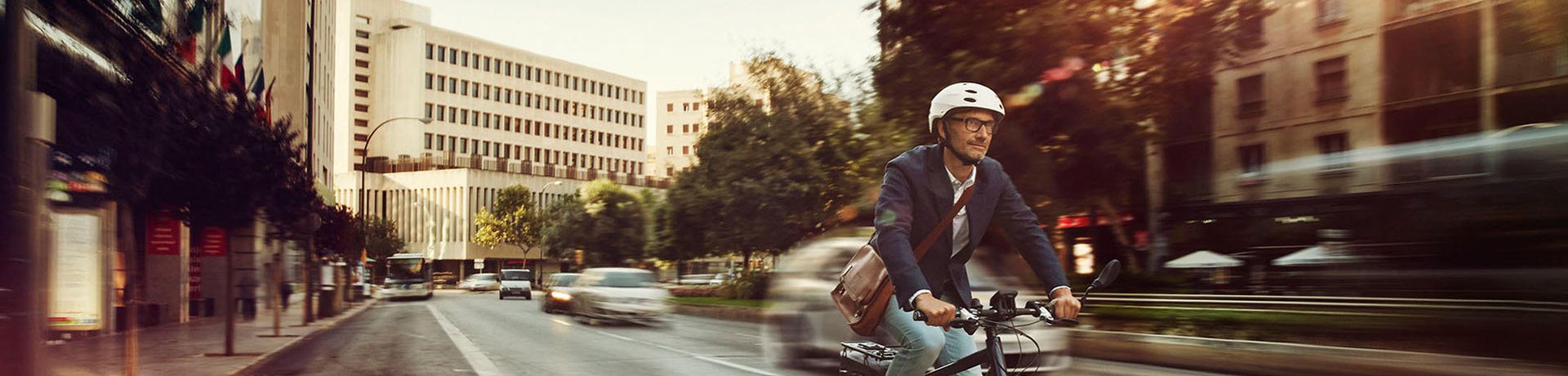 mb-Ebike-in-der-Stadt Längst nicht nur in den Bergen ein neuer Trend: E-Mountainbikes eignen sich auch perfekt für die Stadt.