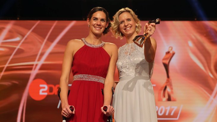 Quelle: Imago Kira Walkenhorst (li.) hatte wegen einer Hüft-OP bei der Ehrung noch Krücken dabei, strahlte mit Beachvolleyball-Partnerin Laura Ludwig trotzdem um die Wette