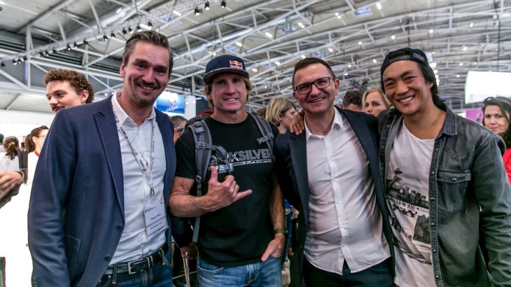 Quelle: ISPO Head of ISPO Brandnew Markus Hefter und der erste Overall Winner, Robby Naish – natürlich mit Surfergruß
