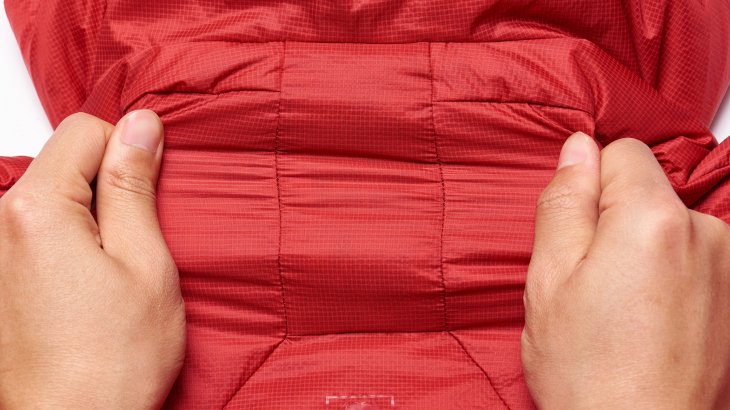 Quelle: BLACKYAK ...ist die erste Daunenjacke mit Stretch-Panels. Diese passen sich im Schulterbereich ergonomisch an die Bewegung an
