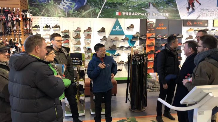The participants of the Retail Tour visit the brandnew flagship store of Sanfo in Western Beijing. CEO Zhang Heng himself takes the time to show his guests around on the 1000 square-meters display area.