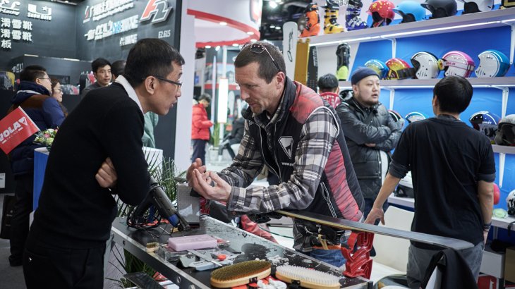 Wintersport is booming in China but without the necessary know how, the fun out on the slopes will come to a sudden stop. Therefore, the ISPO Beijing provides a booth where the visitors learn how to prepare their equipment perfectly. Wintersport is booming in China but without the necessary know how, the fun out on the slopes will come to a sudden stop. Therefore, the ISPO Beijing provides a booth where the visitors learn how to prepare their equipment perfectly.
