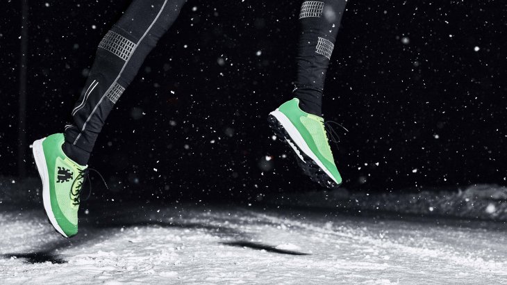 Quelle: ICEBUG Mit nur 280 Gramm zählt der Oribi BUGrip zu den leichtesten Winterlaufschuhen der Gegenwart. Gemeinsam mit dem 7mm-Drop gewährleistet die mittlere Dämpfung exakt das richtige Maß Support, während die dynamischen Spikes sowohl auf Asphalt funktionieren als auch auf Eis und rutschigen Trails Grip verleihen.