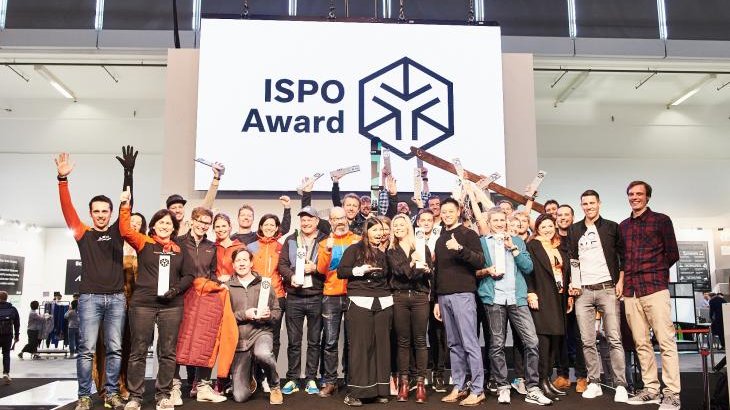 19 Gold Winner und ein Product of the Year-Vertreter auf der Bühne: Das Gruppenfoto der Snowsports-Preisträger 2018.