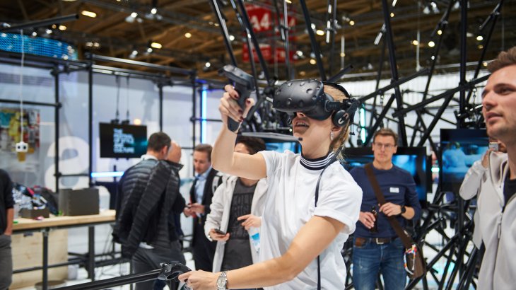 EN-Lena gercke ispo digitize VR brille ispo_munich_2018_jf_2279.jpg