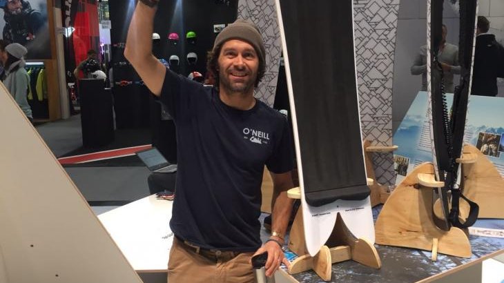 Eine Snowboard-Legende zum Anfassen: Freerider Jeremy Jones höchstpersönlich am Messe-Stand seiner Firma Jones Snowboards in Halle B4. Eine Snowboard-Legende zum Anfassen: Freerider Jeremy Jones höchstpersönlich am Messe-Stand seiner Firma Jones Snowboards in Halle B4.