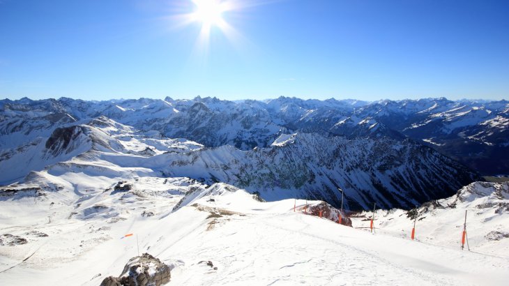 Die Allgäuer Skitour von Oberstdorf über das Nebelhorn zum Großen Daumen (2280 m) bietet insgesamt fast 1500 Höhenmeter Abfahrtsvergnügen.