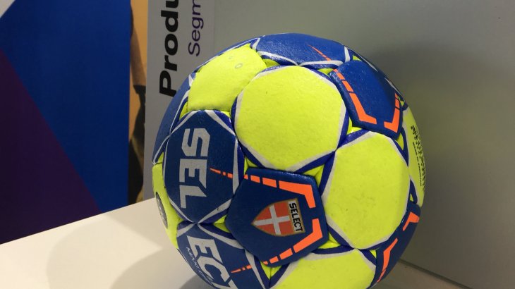 Natürlich darf ISPO Award auf der ISPO Beijing 2018 auch nicht fehlen. Im Segement Team & Social Sports sicherte sich der Handball Maxi Grip von Select den Titel Product of the Year. Natürlich darf ISPO Award auf der ISPO Beijing 2018 auch nicht fehlen. Im Segement Team & Social Sports sicherte sich der Handball Maxi Grip von Select den Titel Product of the Year.