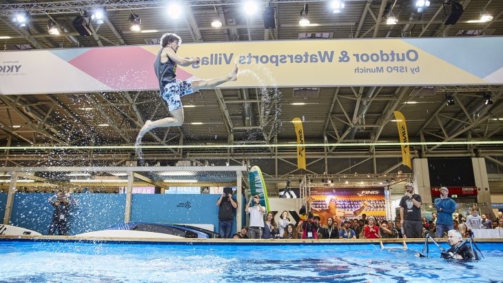 Blaue Oase im Outdoor-Bereich: Das Watersport Village mit einem eigens errichteten Pool für SUP, Kajaking, Paddeln oder wie hier Slacklinen. Blaue Oase im Outdoor-Bereich: Das Watersport Village mit einem eigens errichteten Pool für SUP, Kajaking, Paddeln oder wie hier Slacklinen.